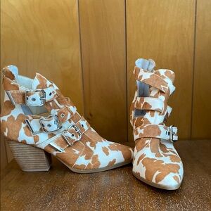 Stylish Tan and White Women's Ankle Boots